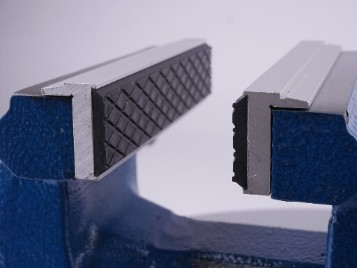 Nahaufnahmen der Schonbacken aus Aluminium mit Gummi-Profil im Schraubstock