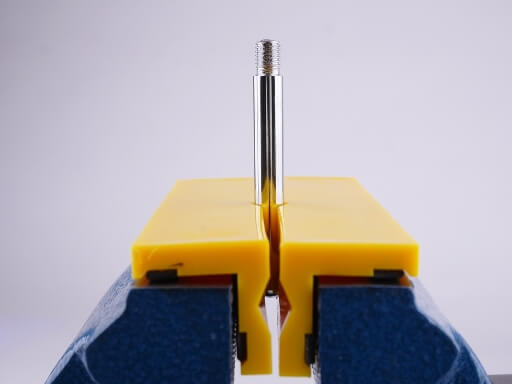 Plastic protective jaws: Clamped toggle between the plastic jaws
